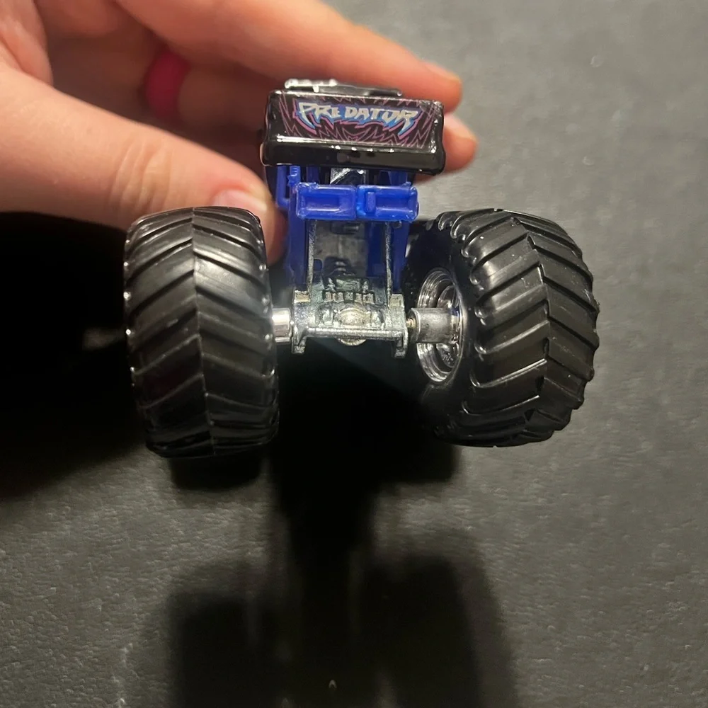 Hot Wheels Monster Jam Predator 1:64 Scale Die Cast Truck